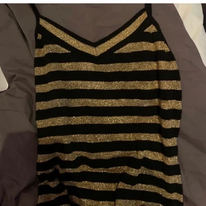 Glittrigt linne - Vet tyvärr inte märket då lappen saknas. Skriv för frågor 🧡