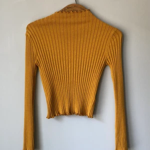 Långärmad tröja - En jättefin senapsgul tröja som jag inte har fått användning av. Den har en mockneck och har snygga små volanger vid ärmar, hals och längst ner på tröjan. Det står att det är storlek M/L men jag skulle nog säga att det är mellan XS-M då den är väldigt stretchig. Möter gärna upp i Stockholm annars står köparen för frakt. Skriv för frågor! ❤️