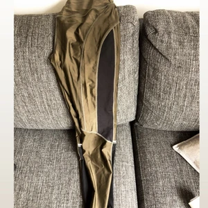 Träningstights  - Ett par träningstights från river island använd 1 gång för de var för stora för mig. Tycker det är mer som en strl M !💚