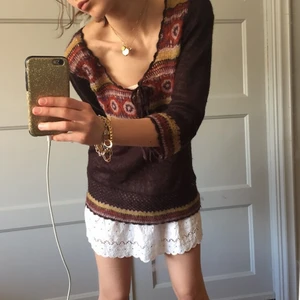 Stickad klänning/ tröja  - Super söt bohemisk tröja/klänning. Köpt secondhand i fint skick, ganska stickig men man kan ha linne/ tröja under