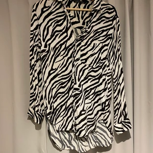 Blusar/skjortor  - Zebramönstrad skjorta stl M 50kr. Randig skjorta stl M 50kr. Linne stl M 50kr.
