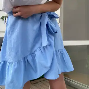 Säljer min snygga Vero Moda kjol som jag köpte för ca ett år sedan, säljer då den tyvär inte kommer till användning! Det är i jättebra skick då den knappt är använd!💕 köpte den för ungefär 349kr om jag minns rätt! Pris kan diskuteras!
