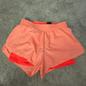 Shorts  - Ett par träningsshorts i (färgen neon rosa) jätte fina på men men tyvärr blivit försmå för mig