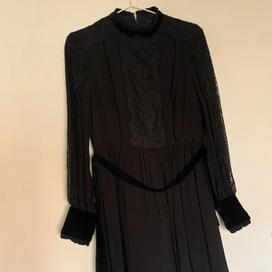 Superfin klänning - Jättefin långärmad klänning med band i midjan. från zara. 🤍