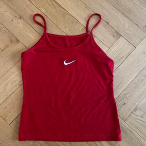 Rött nike linne - Köpt på humana, får inte användning till det.