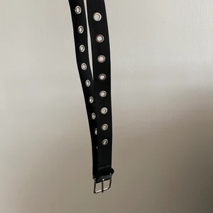 Skärp med hål - Snyggt skärp från weekday med stora hål i. Köpt för 199 men säljer för 99 då det är nästan i helt nyskick! Står inte någon storlek då det nästan passar alla!