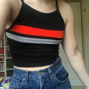 Crop top  - Crop top i storlek small, i bra skick! Hör av er vid frågor💖 skriv till mig innan ni klickar på köp nu 🫶