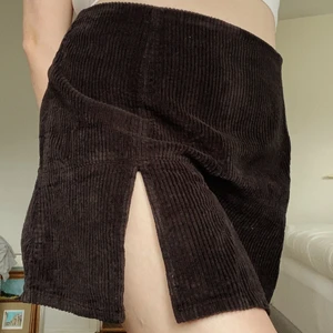 SVART RIBBAD KJOL  - En oanvänd svart, ribbad kjol med slits. Jag kan tänka mig att denna plagg är skön att ha på sig på varma somrar då materialet är rätt tunt. 🌻  Jag är 1.60cm och den sitter väldigt bra längd mässigt.  SKICKET PÅ PLAGGET : är i väldigt bra skick då den aldrig har använts.