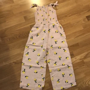 En jumpsuit från H&M - En sommar jumpsuit från H&M för tjejer från 10-11 år (146). Den är perfekt för sommar.