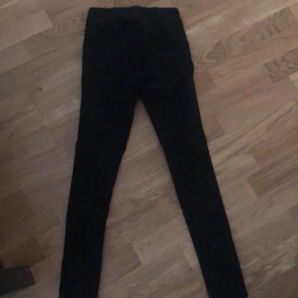 En par jeans för sommar och vinter som är från H&M. Den är till 10-11 år (146). . Jeans & Byxor.