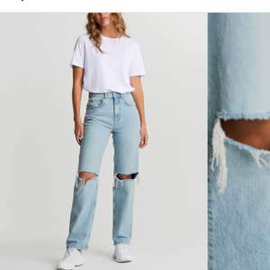 Super snygga högmidjade jeans ifrån Gina Tricot. Säljer pga för stora för mig. Nypris: 599kr säljer för 150kr. Köparen står för frakten🥰