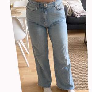 Jättesköna vida jeans i fin blå färg från Gina! Storlek 38, stretchiga. Köparen står för frakt & betalning via swish 💞🌈💙🌞💜