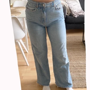 Vida jeans - Jättesköna vida jeans i fin blå färg från Gina! Storlek 38, stretchiga. Köparen står för frakt & betalning via swish 💞🌈💙🌞💜