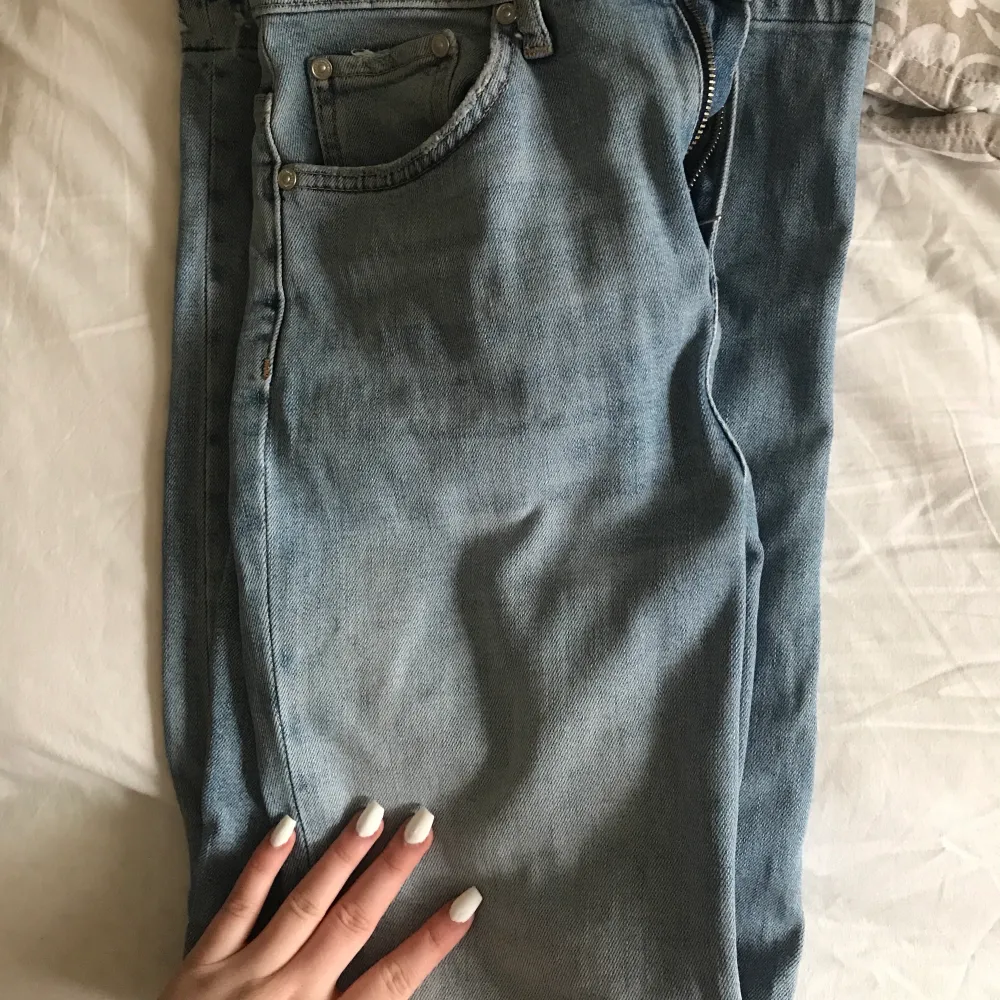 Säljer dessa skitsnygga jeansen med slits! Använda fåtal gånger och är i bra skick!🤍. Jeans & Byxor.