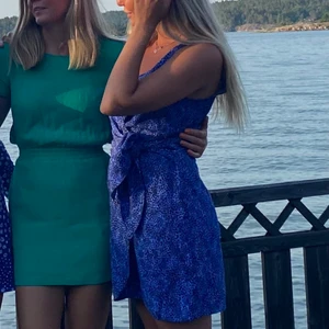 Klänning &other stories - Blåmönstrad knytklänning från &other stories! Använd 1-2 gånger bara! Jätteskön och fin i mönstret och passformen. Går att reglera storlek runt minjan med knytningen