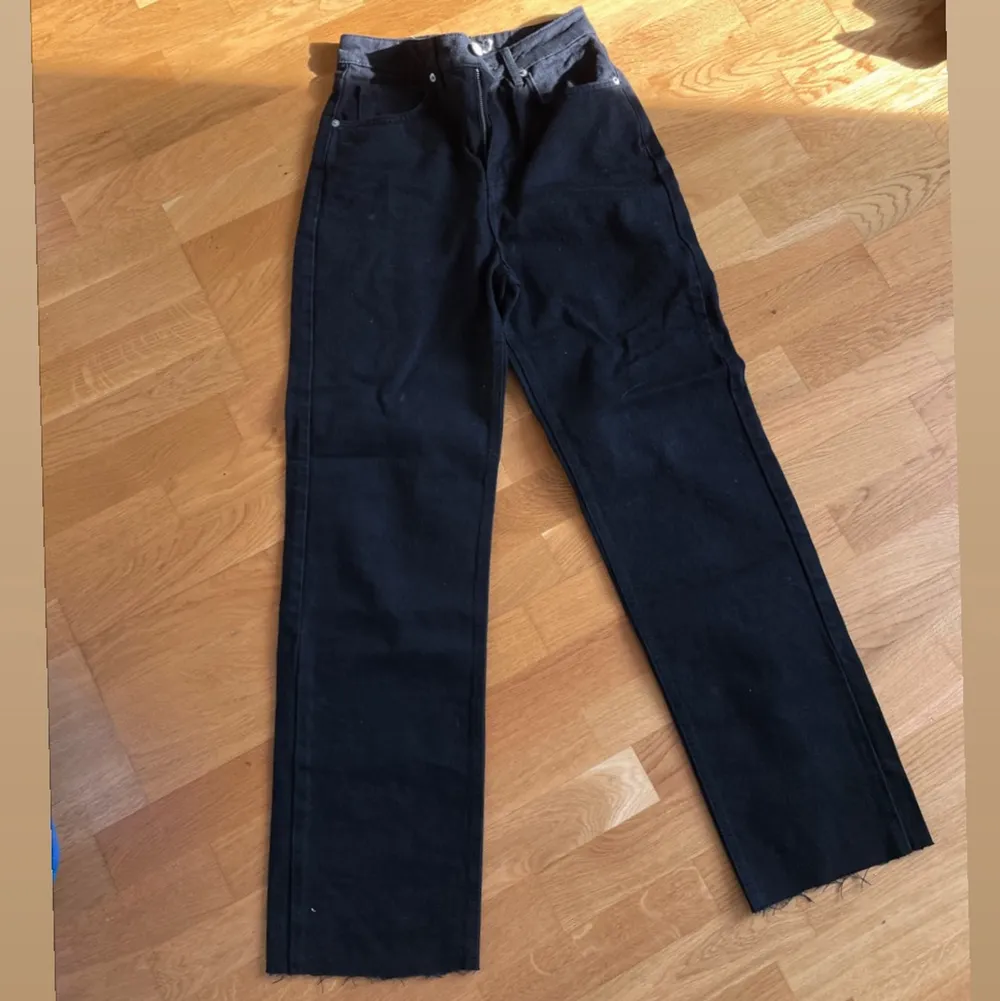 Lång jeans i rak modell från NA-KD. Aldrig använda, färg svart. Storlek 34.. Jeans & Byxor.