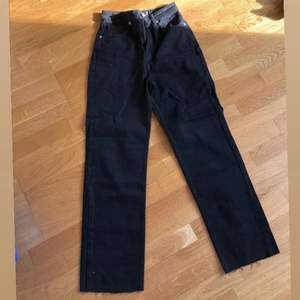 Lång jeans i rak modell från NA-KD. Aldrig använda, färg svart. Storlek 34.