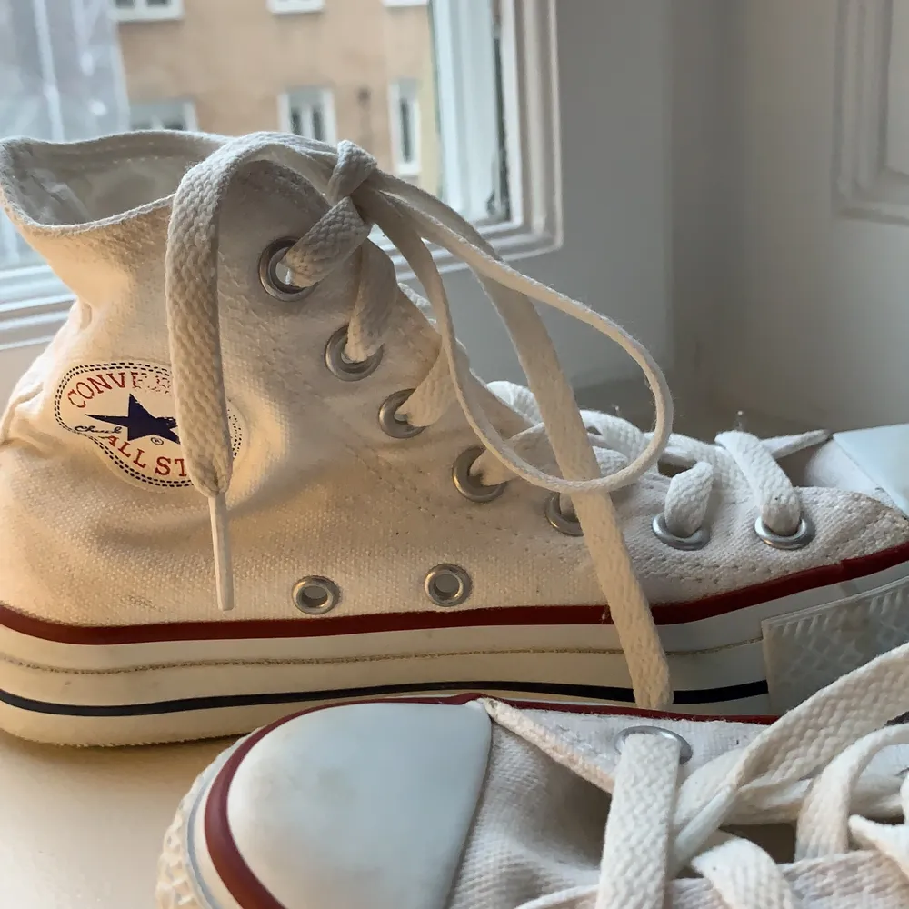 Vita converse i storlek 36 i väldigt bra skick. Köparen står för frakt.🤍. Skor.