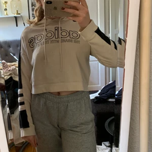 Adidas hoodie  - Säljer denna snygga croppade adidas hoodien, BRA skick!! 😋💓💕🥰