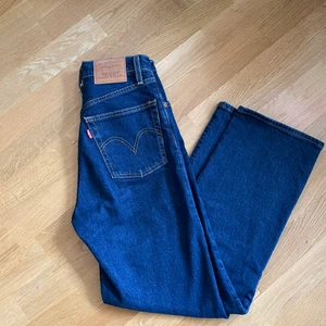 Levis ribcage straight  - I nyskick, säljer pga viktuppgång. Endast använt fåtal gånger.  Nypris 1090 :-