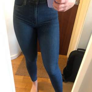 Levis jeans model mile high super skinny, storlek 26. Väldigt stretchiga i materialet, sparsamt använda. Nypris 1200kr 