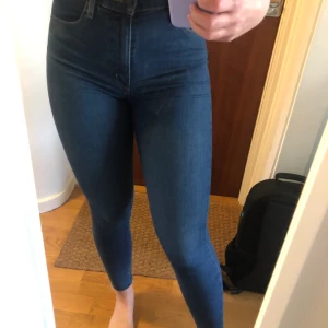 Levis jeans  - Levis jeans model mile high super skinny, storlek 26. Väldigt stretchiga i materialet, sparsamt använda. Nypris 1200kr 
