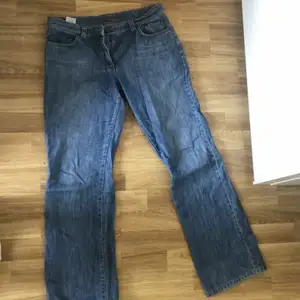 Jag säljer ett par low waisted jeans, då de inte kommer till användning längre :)
