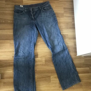 Low waisted jeans - Jag säljer ett par low waisted jeans, då de inte kommer till användning längre :)