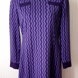 Super snygg vintage klänning  - Super snygg klänning i otroligt bra skick!  Byst 49 cm rakt över midja 44 cm rakt över längd 86 cm ärm 57 cm Storleksmärkt 38 Lite tjockare tyg med stretch i. Dragkedja baktill  