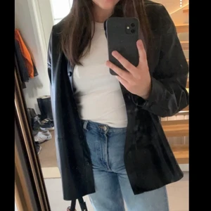 Läder blazer  - Säljer denna skitsnygga läder blazer/jacka i läderimitation. Den har slits på sidorna vilket jag personligen älskar! Tänkte dock sälja då jag har två liknade😢 Den är i stolek XL men passar på mig som är M då jag vill ha den oversize🥰