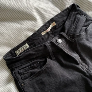 Levis jeans  - Svarta bootcut jeans från Levis! Strl 25 