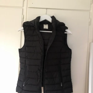 Väst - Supersnygg väst som jag köpt i Italien. Tyvärr känns den lite för liten för mig. Storlek M men passar S/M🤩