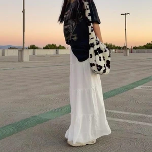 Lång vit kjol - Såå fin lång kjol i storlek 34 med dragkedja i midjan. Säljer då den är lite för kort för min smak. Fråga ifall ni undrar över något eller vill ha fler bilder!💕 Betala med mobilepay eller PayPal (utanför Finland). Obs! Första bilden är inte min utan lånad.