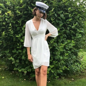 Studentklänning - Använd en gång, kan mötas upp i Växjö annars står köparen för frakt