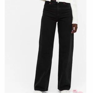 Svarta vida jeans - Säljer nu mina svarta vida jeans i modellen yoko från monki. Säljer på grund av att dom är lite stora på mig. De är använda ett fåtal gånger och är därför typ som nyskick. Skickar gärna byxorna men köparen står för frakt, kan även mötas upp i Stockholm. Skriv ett meddelande privat vid intresse!💞