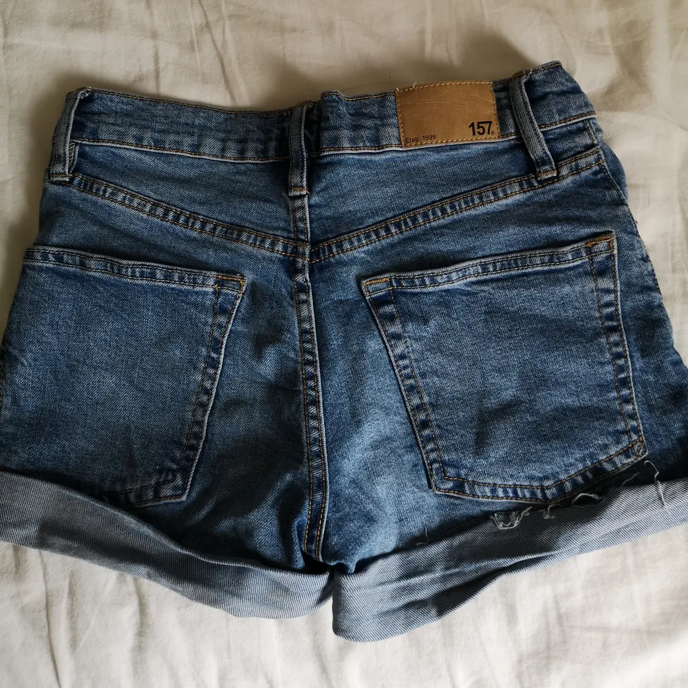 Fina jeans-shorts i bra kvalitet och inte använda mycket. Nästan i nytt skick. De sitter bra på och är sköna. De är högmidjade och på bilden är de uppvikta. . Shorts.