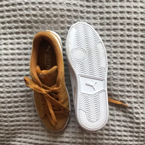 Gula puma skor - Ett par helt nya puma skor i strl 37, endast testade! Köparen står för frakten! 💕🚚