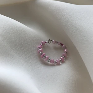 Egengjord🤩 - En ring i silvrig smykestråd. Den är pärlad med rosa och genomskinliga pärlor!                     stl: S                       Den är Nickel fri, Bly fri och Kadium fri!!!!😍