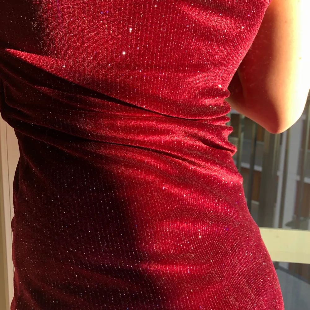 Jättefin röd, glittrig klänning från PULL&BEAR, nyskick!. Klänningar.