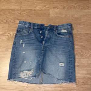 Jeans kjol från h&m i storlek 36 - Jeans kjol som knappt är använd i storlek 36