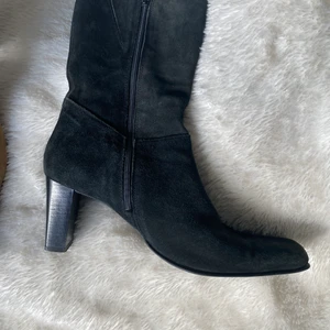 Svart Mocka Stövlett - Svart Mocka Stövlett storlek 41 Pris : 150kr