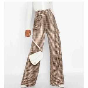 Kostymbyxor - Så fina kostymbyxor som jag köpte här på plick men som tyvärr är för små för mig. Är rätt långa så passar någon som är lite längre! I jättefint skick, prislappen kvar. Skriv för fler bilder, kan fraktas eller mötas upp! 