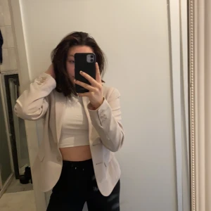 Smutsrosa kavaj - En kavaj i smutsrosa färg. Den är i storlek 40 men aldrig att den sitter som den ska på en 40. Jag har xs i storlek och jag älskar hur denna sitter. Så är du xs-s så passar denna dig bäst 