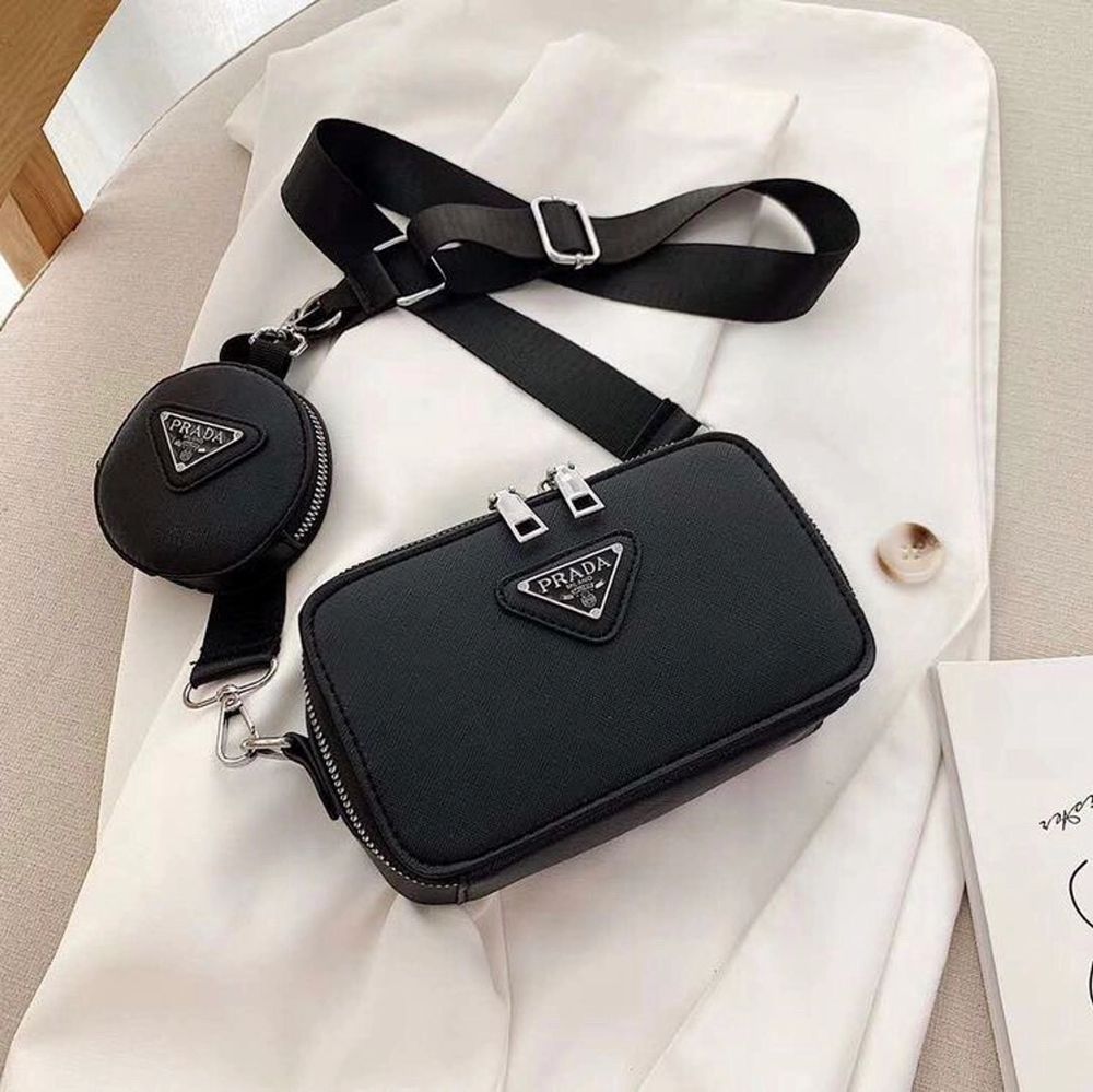 Prada axelväska till damer. AAA+ kopia där det är näst intill omöjligt att upptäcka att det är en kopia. Väskan är påväg in i lager och beräknas finnas i lager inom 14 dagar (ca 25/5). Väskan garanteras vara av toppkvalitet då vi endast handlar med varor av högsta kvalitet. För att snabbare få svar så går det bra att skicka iväg ett sms till nr 0762712031. Väskor.