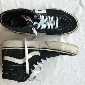 Vans höga strl 36,5  - Använda men hela och felfria! Storlek 36,5.