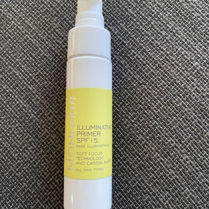 Primer - Aldrig använd. Ljusreflekterande. Kan användas själv eller under smink. Kostar 380kr