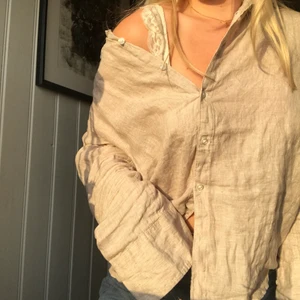 Linneskjorta - Superfin, beige linneskjorta från Gina tricot. Perfekt nu till sommaren! Passar den som brukar ha s-l beroende på hur oversized man vill ha den. Sitter oversized på mig som brukar ha s/m