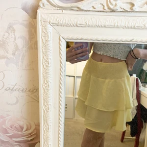 Superfin volangkjol  - Gul volangkjol som är superstretchig och kan nog passa storlekar från xs-m. Köptes förra sommaren och är i fint skick, har bara använt den ett fåtal gånger. Är ifrån Only. Buda med start på 100 kr men kan även komma överens om ett pris om du vill köpa direkt😊 skriv till mig för mått eller fler bilder💞💞