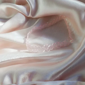 Chokers  - Lite olika chokers! Säljer en rosa normalstor och en svart för handlederna, alltså som armband. Den rosa för 10 kr och de svarta för 5 kr.