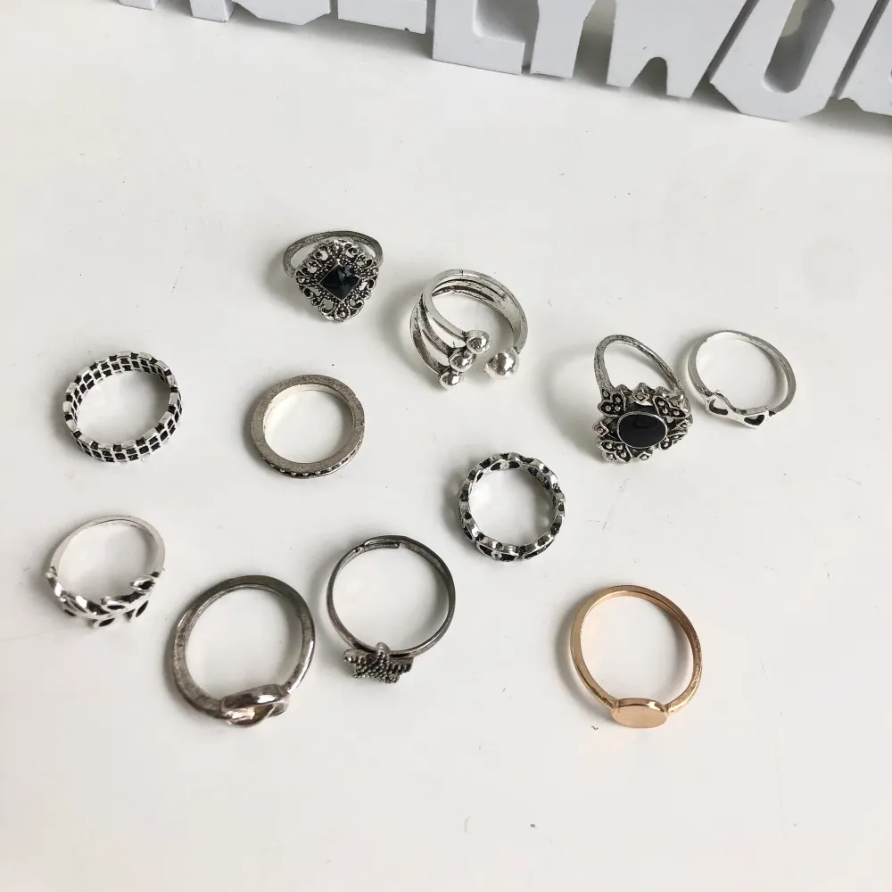 Säljer 11 oanvända ringar, alla är från shein. Färgerna är svart/silver, silver och en guld. Alla säljs tillsammans för 27kr (frakt inkluderad)🖤. Accessoarer.